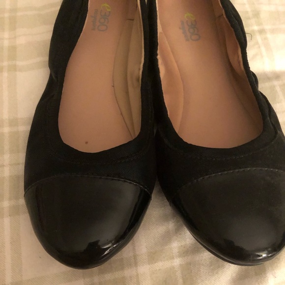 EUC Easy Spirit e360 black ballet flats w/ patent toe cap & back, size 10W - Picture 2 of 9